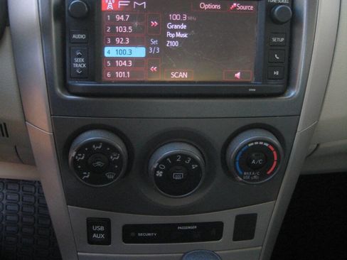 Used 2013 Toyota Corolla LE FWD image 19