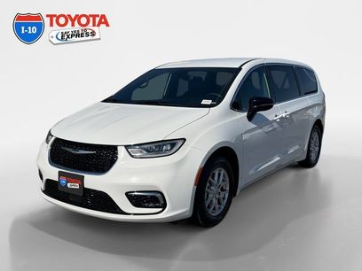 Used 2025 Chrysler Pacifica Select