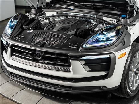 Used 2025 Porsche Macan image 14