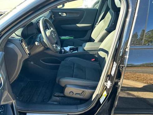 Used 2023 Volvo XC40 Recharge Plus image 2