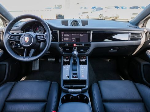 Certified 2025 Porsche Macan image 24