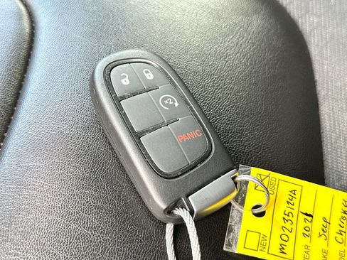 Used 2021 Jeep Cherokee Latitude Plus w/ Sun & Sound Group AWD/4WD image 29