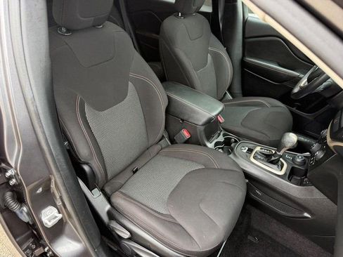 Used 2017 Jeep Cherokee Latitude AWD/4WD image 11