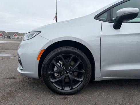 Used 2023 Chrysler Pacifica Touring-L w/ S Appearance Package image 10