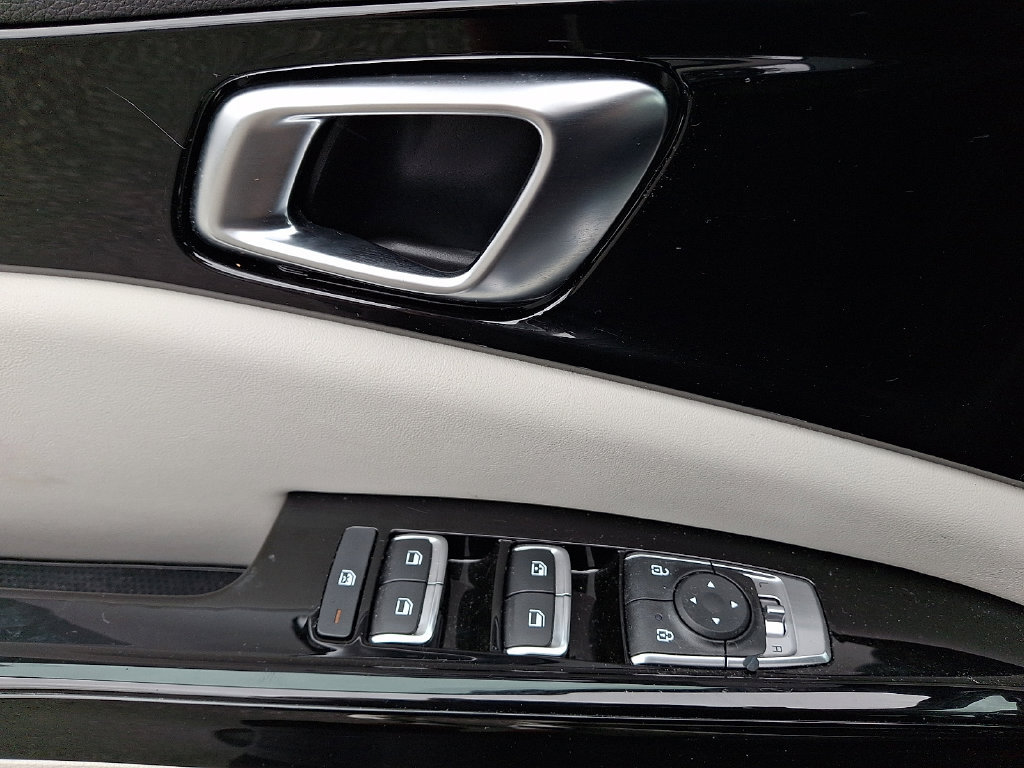 Certified 2024 Kia Carnival EX FWD image 17