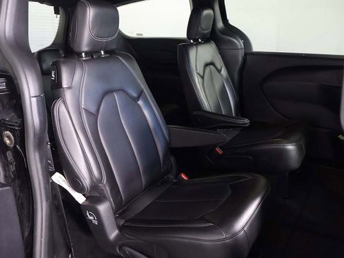 Used 2025 Chrysler Pacifica Select image 27