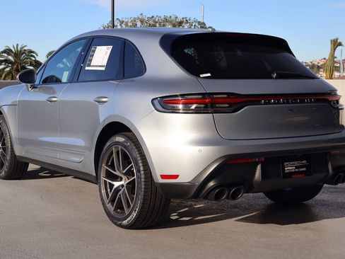 Certified 2025 Porsche Macan image 3