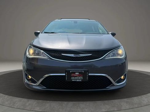 Used 2019 Chrysler Pacifica Touring-L FWD image 3