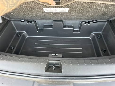 Used 2023 Chevrolet Traverse LT image 50