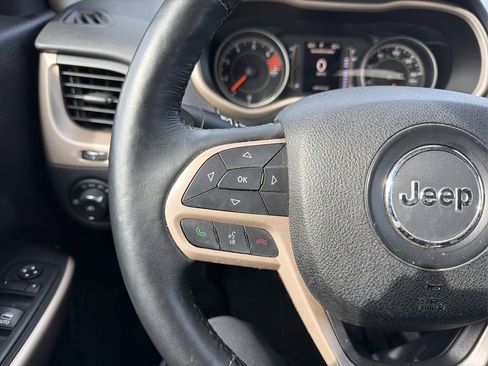 Used 2017 Jeep Cherokee Latitude w/ Comfort/Convenience Group image 28