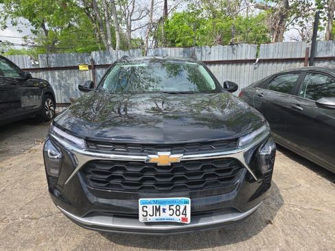 Used 2025 Chevrolet Trax LT w/ LT Convenience Package image 8