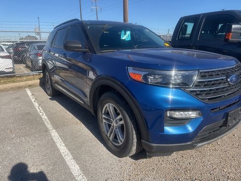 Used 2022 Ford Explorer XLT w/ Equipment Group 202A image 3