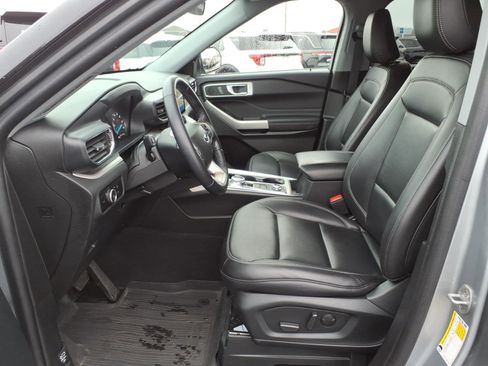 Used 2023 Ford Explorer XLT w/ Equipment Group 202A image 13