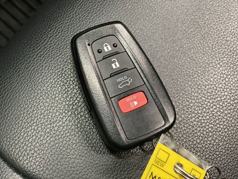 Used 2021 Toyota Highlander XLE image 28