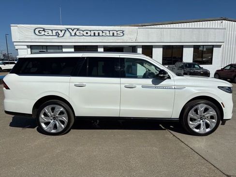 Used 2025 Lincoln Navigator L Reserve image 16