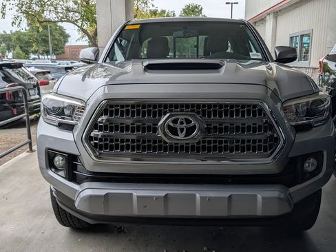 Used 2017 Toyota Tacoma TRD Sport w/ Tow Package AWD/4WD image 7