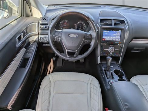 Used 2017 Ford Explorer Platinum image 19