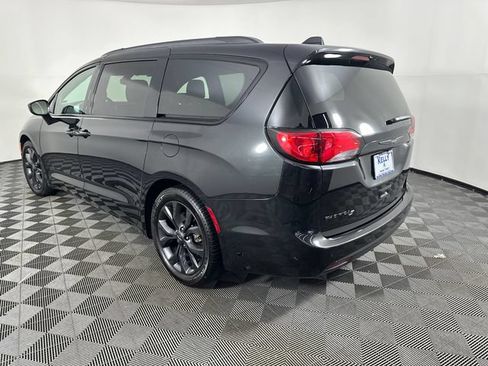 Certified 2018 Chrysler Pacifica Touring-L w/ Premium Audio Group FWD image 4