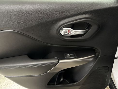 Used 2020 Jeep Cherokee Latitude Plus w/ Cold Weather Group image 17