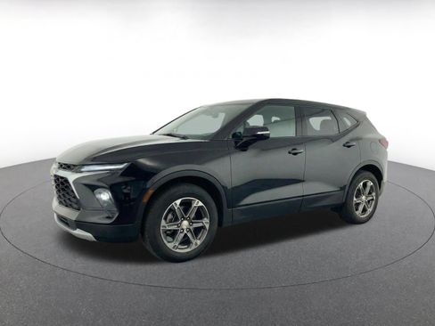 Used 2025 Chevrolet Blazer LT FWD image 3