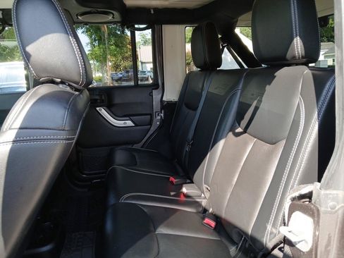 Used 2014 Jeep Wrangler Unlimited Rubicon w/ Connectivity Group AWD/4WD image 11