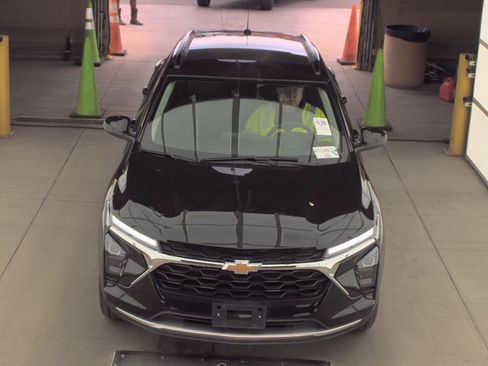 Used 2025 Chevrolet Trax LT w/ LT Convenience Package image 2