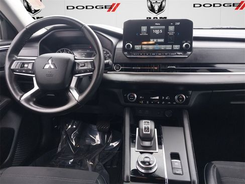 Used 2024 Mitsubishi Outlander SE image 10