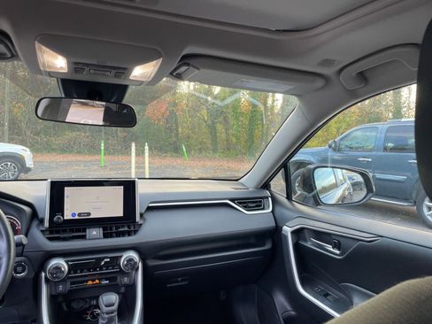 Used 2025 Toyota RAV4 XLE image 31