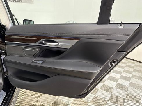 Used 2020 BMW 740i w/ M Sport Package image 18