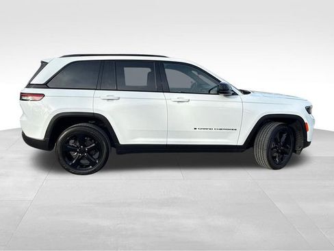 Used 2023 Jeep Grand Cherokee Altitude AWD/4WD image 14