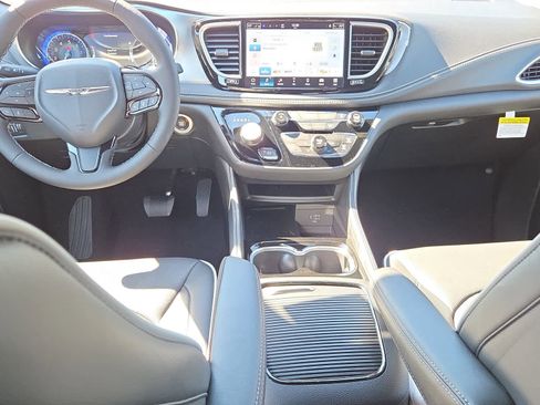 New 2026 Chrysler Pacifica Limited w/ S Appearance Package image 16