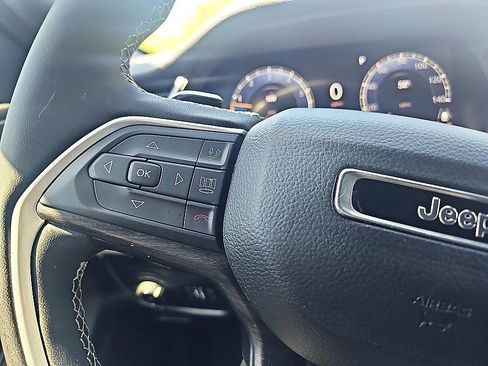 Used 2024 Jeep Grand Cherokee Limited w/ Black Appearance Package AWD/4WD image 22