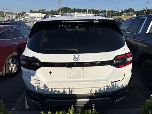 Used 2025 Honda Pilot Touring image 9