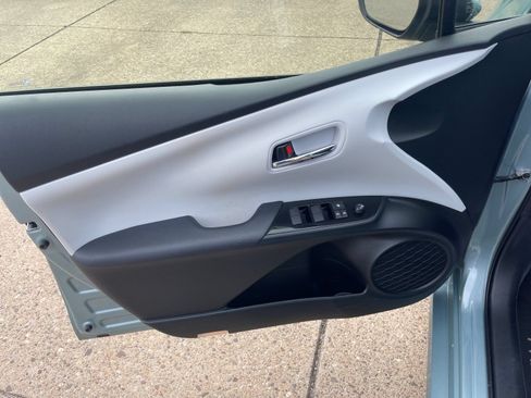 Used 2021 Toyota Prius LE FWD image 11
