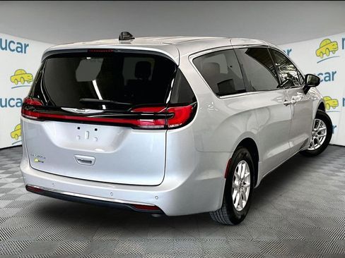 Used 2023 Chrysler Pacifica Touring-L FWD image 6