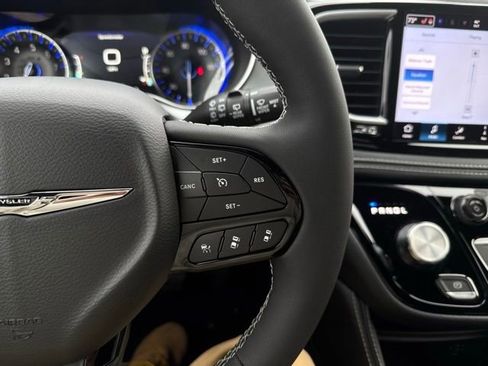 New 2026 Chrysler Pacifica Limited w/ Uconnect Theater Family Group image 32