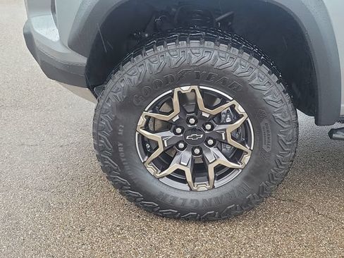 Used 2025 Chevrolet Colorado ZR2 w/ Technology Package AWD/4WD image 9