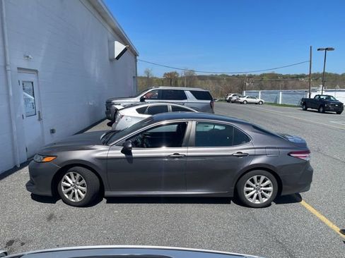 Used 2018 Toyota Camry LE image 5