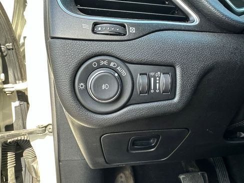 Used 2019 Jeep Cherokee Trailhawk w/ Cold Weather Group AWD/4WD image 19
