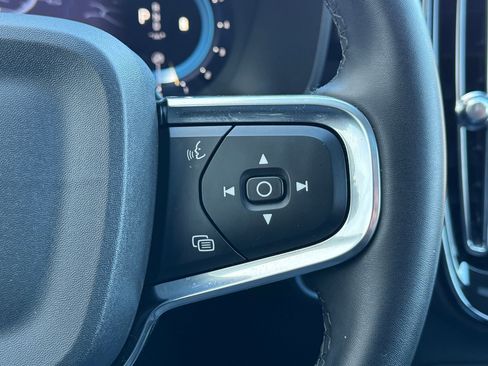 Used 2024 Volvo XC40 B5 Plus image 26