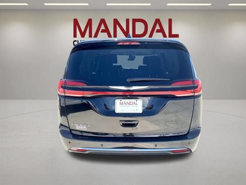 Used 2024 Chrysler Pacifica Touring-L FWD image 7