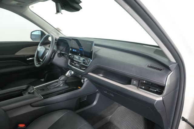 Used 2024 Toyota Grand Highlander AWD image 32