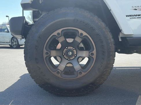 Used 2017 Jeep Wrangler Unlimited Sahara w/ Connectivity Group AWD/4WD image 9