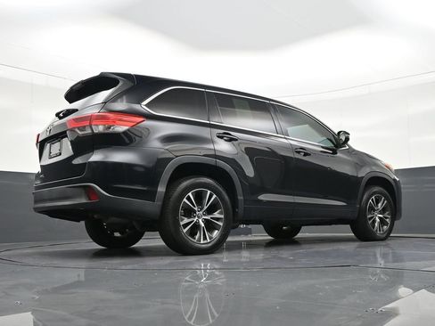 Used 2018 Toyota Highlander LE image 28