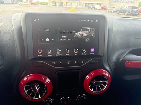 Used 2018 Jeep Wrangler Unlimited Sport w/ Connectivity Group AWD/4WD image 15