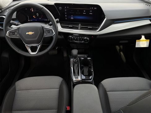Certified 2025 Chevrolet Trax LT w/ LT Convenience Package image 11