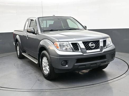 Used 2018 Nissan Frontier SV RWD image 2