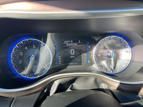 Used 2017 Chrysler Pacifica Touring-L FWD image 25