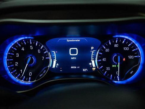 Used 2023 Chrysler Pacifica Touring-L FWD image 17