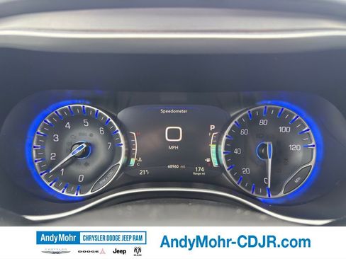 Used 2023 Chrysler Pacifica Touring-L FWD image 4